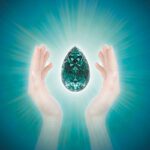 Abundancia y prosperidad divina, manos precipitando esmeralda