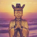 Buda Gautama, estatua de madera en devoción en atardecer